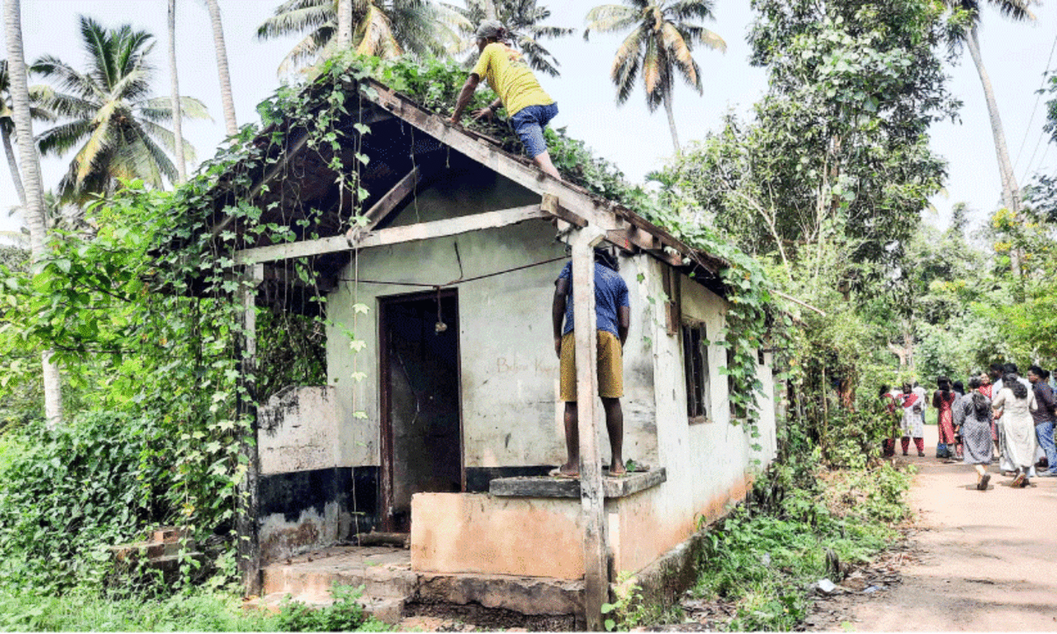 സാ​മൂ​ഹി​ക​വി​രു​ദ്ധ​ർ താ​വ​ള​മാ​ക്കി​യ ചേ​ല​ക്ക​ട​വി​ലെ ഒ​ഴി​ഞ്ഞ വീ​ടു​ക​ൾ ന​ഗ​ര​സ​ഭ പൊ​ളി​ച്ചു