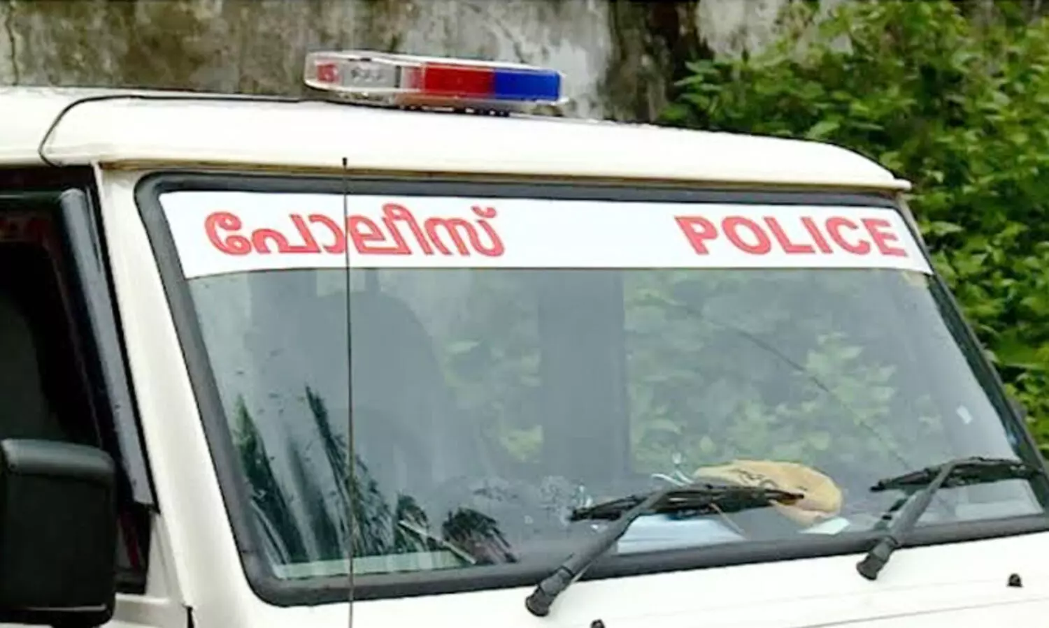 വിദ്യാർഥികൾ കറുപ്പുടുക്കരുതെന്ന് നിര്‍ദേശിച്ചെന്നും ചോദ്യംചെയ്തപ്പോൾ അധിക്ഷേപിച്ചെന്നും ആരോപിച്ച് രക്ഷിതാവിന്റെ ആത്മഹത്യാശ്രമം