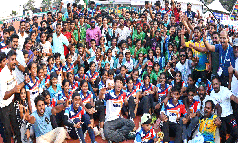 കേ​ര​ള​മേ ഇ​താ​ണ് പൊൻമലയാളപ്പുറം