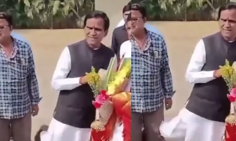 ഫോട്ടോക്ക് പോസ് ചെയ്യുന്നതിനിടെ അടുത്തുവന്ന പ്രവർത്തകനെ തൊഴിച്ച് ബി.ജെ.പി നേതാവ്; പ്രതിഷേധം -വിഡിയോ ഫോട്ടോക്ക് പോസ് ചെയ്യുന്നതിനിടെ അടുത്തുവന്ന പ്രവർത്തകനെ തൊഴിച്ച് ബി.ജെ.പി നേതാവ്; പ്രതിഷേധം -വിഡിയോ