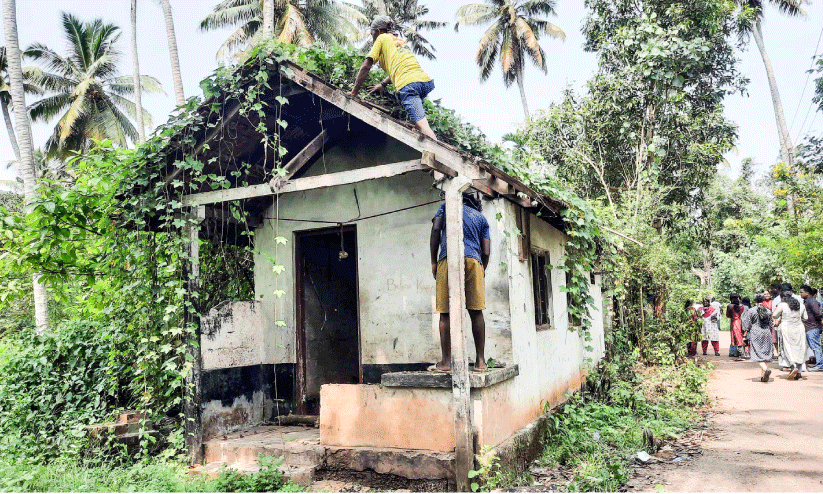 സാ​മൂ​ഹി​ക​വി​രു​ദ്ധ​ർ താ​വ​ള​മാ​ക്കി​യ ചേ​ല​ക്ക​ട​വി​ലെ ഒ​ഴി​ഞ്ഞ വീ​ടു​ക​ൾ ന​ഗ​ര​സ​ഭ പൊ​ളി​ച്ചു