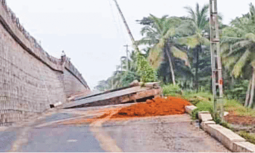 ദേ​ശീ​യ​പാ​ത നി​ർ​മാ​ണ​ത്തി​നി​ടെ ഓ​വ​ർ ബ്രി​ഡ്ജി​നോ​ട​നു​ബ​ന്ധി​ച്ച മ​തി​ലും സ​ർ​വി​സ് റോ​ഡും ഇ​ടി​ഞ്ഞു