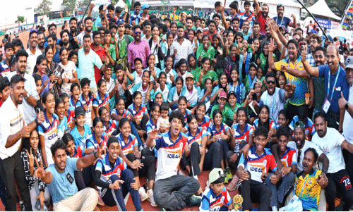 കേ​ര​ള​മേ ഇ​താ​ണ് പൊൻമലയാളപ്പുറം