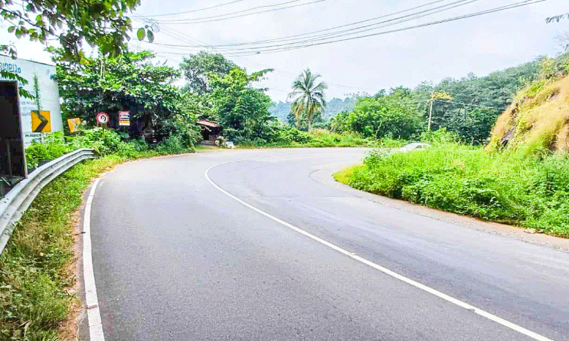 ചാമപ്പാറ വളവിൽ അപകടക്കെണി: സുരക്ഷക്രമീകരണങ്ങൾ അകലെ