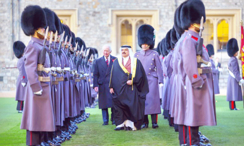 ഗാ​ർ​ഡ് ഓ​ഫ് ഓ​ണ​ർ പ​രി​ശോ​ധി​ക്കു​ന്നു