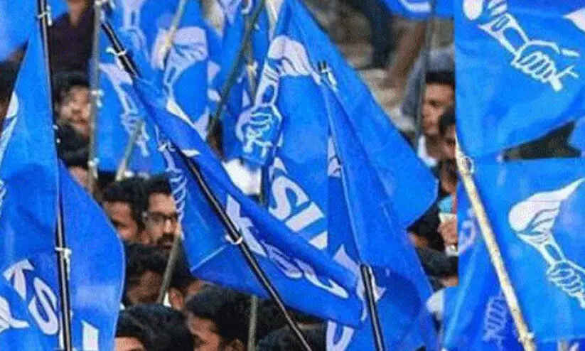 ബിരുദ കോഴ്സ് ഫീസ് കുത്തനെ കൂട്ടി; കോളജുകളിൽ ഇന്ന് പഠിപ്പുമുടക്കുമെന്ന് കെ.എസ്.യു ബിരുദ കോഴ്സ് ഫീസ് കുത്തനെ കൂട്ടി; കോളജുകളിൽ ഇന്ന് പഠിപ്പുമുടക്കുമെന്ന് കെ.എസ്.യു