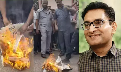 മാതൃഭൂമി പത്രം കത്തിച്ച് കാംകോ ജീവനക്കാർ; സത്യത്തിന്‌ വേണ്ടി നിലകൊണ്ട യൂനിയനുകൾക്ക് നന്ദിയെന്ന് എൻ. പ്രശാന്ത്