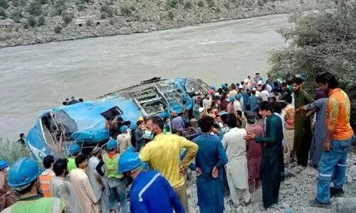 പാകിസ്താനിൽ വിവാഹ സംഘം സഞ്ചരിച്ച ബസ് നദിയിലേക്ക് മറിഞ്ഞു; വധൂവരന്മാർ ഉൾപ്പെടെ 26 പേർക്ക് ദാരുണാന്ത്യം