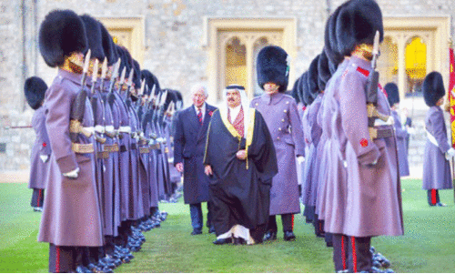 ഗാ​ർ​ഡ് ഓ​ഫ് ഓ​ണ​ർ പ​രി​ശോ​ധി​ക്കു​ന്നു