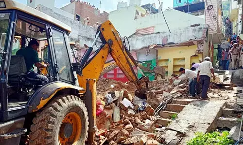 ‘അര്‍ധരാത്രി പൊളിച്ച വീട്ടില്‍നിന്ന് സ്ത്രീകളും കുട്ടികളും തെരുവിലിറങ്ങുന്നത് സന്തോഷക്കാഴ്ചയല്ല’ -ബുൾഡോസർ രാജിനെതിരെ കോടതി