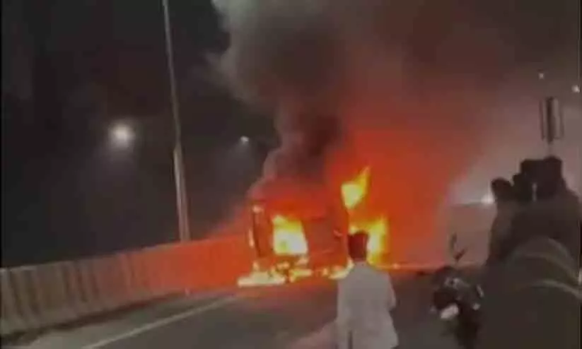 ആംബുലൻസിലെ ​​ഓക്സിജൻ സിലിണ്ടർ പൊട്ടിത്തെറിച്ചു; ഗർഭിണിയും കുടുംബവും അത്ഭുതകരമായി രക്ഷപ്പെട്ടു