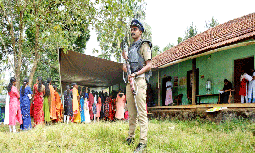 മാ​വോ​വാ​ദി​ക​ളെ​ല്ലാം പി​ടി​യി​ൽ, എ​ന്നി​ട്ടും ബൂ​ത്തു​ക​ളി​ൽ ‘മാ​വോ​ഭീ​ഷ​ണി’