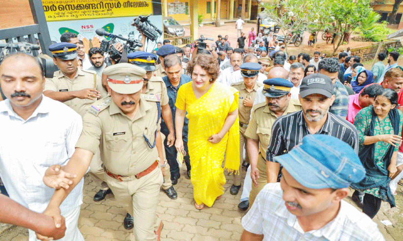 ലോക്സഭ ഉപതെരഞ്ഞെടുപ്പ്; പ്രിയങ്ക ഗാന്ധി പോളിങ് സ്റ്റേഷനുകൾ സന്ദർശിച്ചു