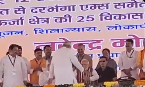 വീണ്ടും കാലിൽ വീഴാനൊരുങ്ങി നിതീഷ് കുമാർ; തടഞ്ഞ് മോദി VIDEO