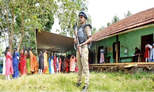 മാവോവാദികളെല്ലാം പിടിയിൽ, എന്നിട്ടും ബൂത്തുകളിൽ ‘മാവോഭീഷണി’ മാവോവാദികളെല്ലാം പിടിയിൽ, എന്നിട്ടും ബൂത്തുകളിൽ ‘മാവോഭീഷണി’