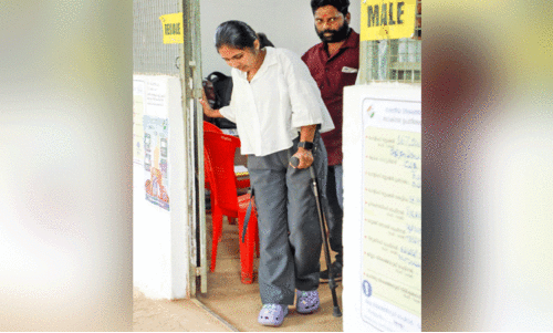 ദുരന്തം കവർന്ന മനസ്സുമായി വോട്ട് ചെയ്യാൻ ശ്രുതിയെത്തി ദുരന്തം കവർന്ന മനസ്സുമായി വോട്ട് ചെയ്യാൻ ശ്രുതിയെത്തി