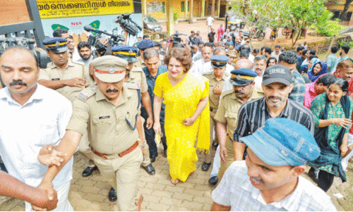 ലോക്സഭ ഉപതെരഞ്ഞെടുപ്പ്; പ്രിയങ്ക ഗാന്ധി പോളിങ് സ്റ്റേഷനുകൾ സന്ദർശിച്ചു