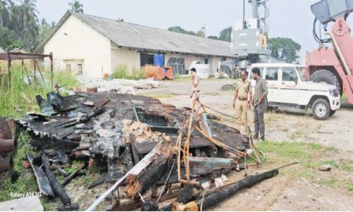 കത്തിനശിച്ച ബോട്ടിന്റെ അവശിഷ്ടങ്ങൾ കരയിലെത്തിച്ചു