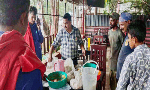 ഭക്ഷണത്തിൽ പുഴു; ഹോട്ടൽ അടപ്പിച്ചു