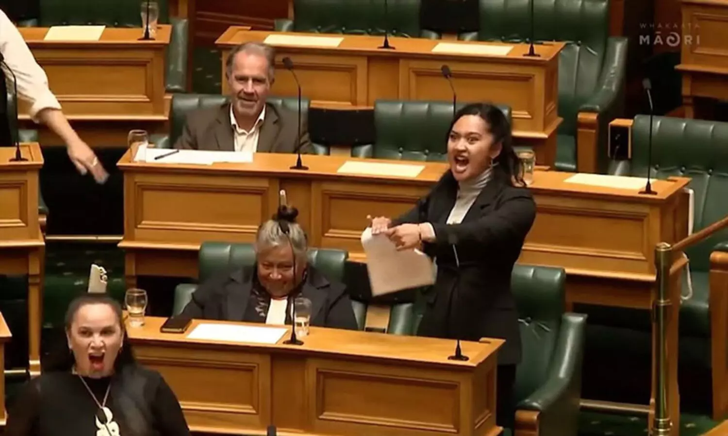 ആദിവാസി അവകാശ നിഷേധ ബില്ലിനെതിരെ ന്യൂസിലാൻഡ് പാർലമെന്‍റിൽ ‘മാവോറി ഹക്ക’ നൃത്തവുമായി എം.പിമാർ