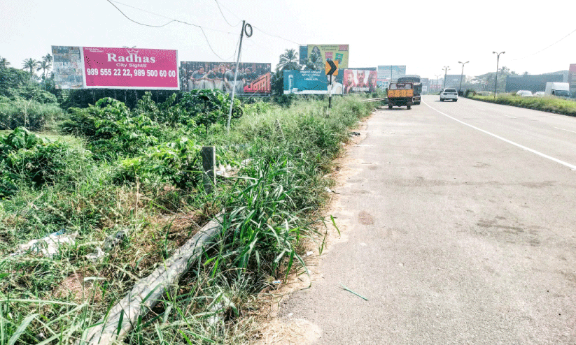 ദേശീയപാതയോരത്തെ ബാരി​ക്കേഡുകൾ മോഷ്ടിക്കുന്നു