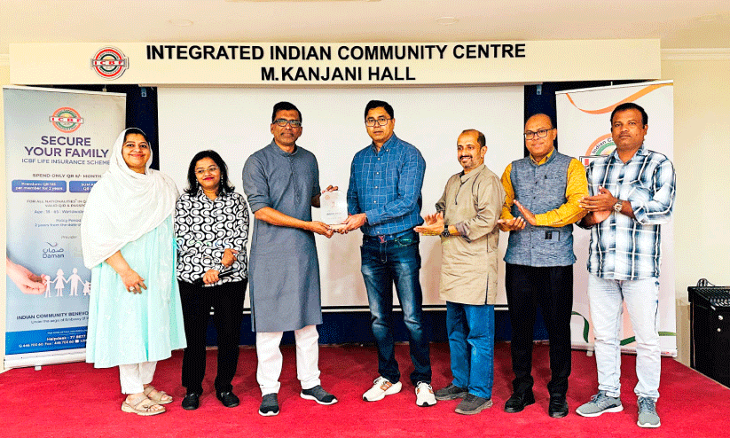 ഉപഹാരം സമ്മാനിക്കുന്നു ഉപഹാരം സമ്മാനിക്കുന്നു