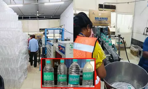 അക്ഷരം മാറ്റി ഒറിജിനലിനെ വെല്ലുന്ന വ്യാജൻ; കുടിവെള്ള കമ്പനിയിൽ റെയ്ഡ്, 30000 വെള്ളക്കുപ്പികൾ പിടികൂടി