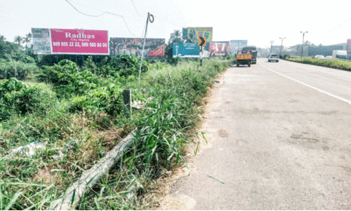 ദേശീയപാതയോരത്തെ ബാരി​ക്കേഡുകൾ മോഷ്ടിക്കുന്നു