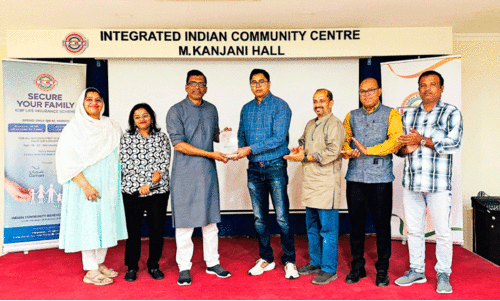 ഉ​പ​ഹാ​രം സ​മ്മാ​നി​ക്കു​ന്നു