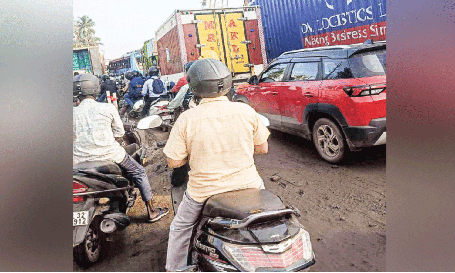 മുന്നറിയിപ്പില്ലാതെ വാഹനങ്ങൾ തിരിച്ചുവിട്ടു; അരൂരിൽ ഗതാഗതം സ്തംഭിച്ചു