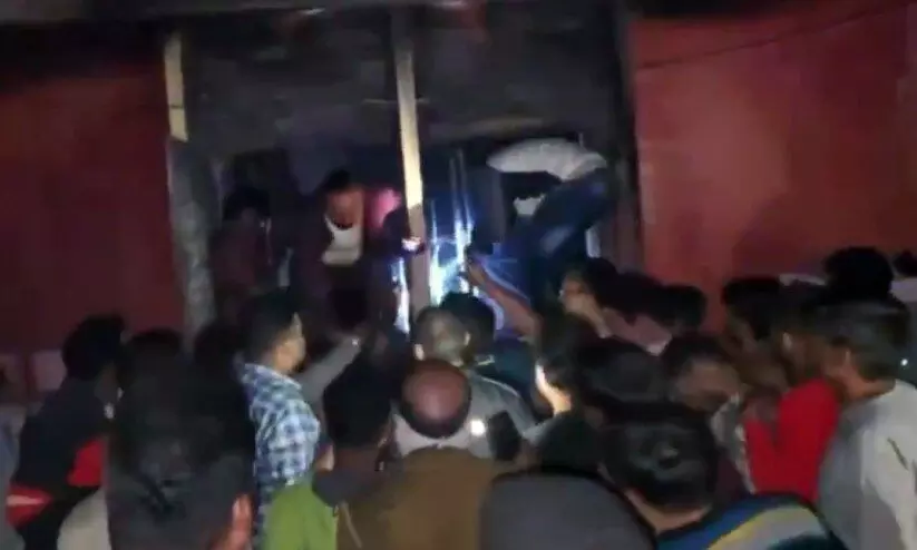 ഝാൻസി മെഡിക്കൽ കോളജിൽ തീപിടിത്തം; പത്ത് കുഞ്ഞുങ്ങൾ പൊള്ളലേറ്റു മരിച്ചു ഝാൻസി മെഡിക്കൽ കോളജിൽ തീപിടിത്തം; പത്ത് കുഞ്ഞുങ്ങൾ പൊള്ളലേറ്റു മരിച്ചു