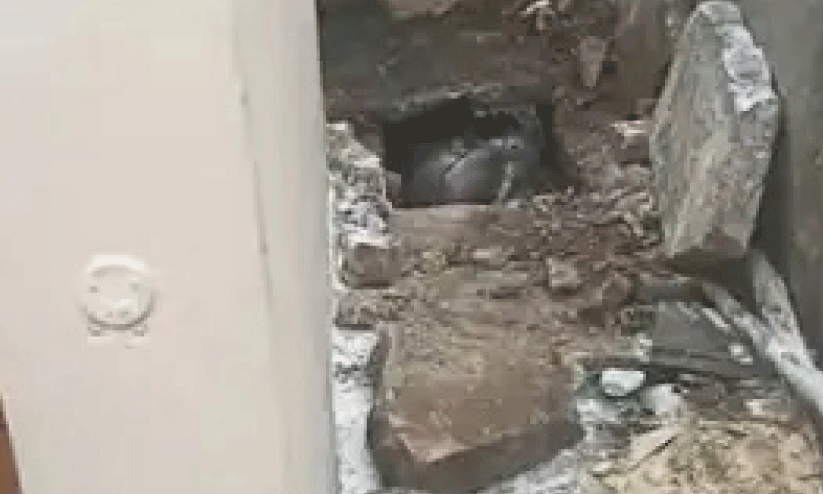 യു​വ​തി​യു​ടെ ന​ഗ്ന മൃ​ത​ദേ​ഹം അ​ഴു​കി​യ നി​ല​യി​ൽ