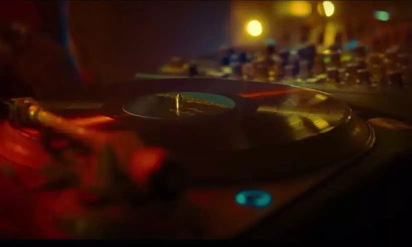 റൈഫിൾ ക്ലബിലെ ആദ്യ ഗാനം;ചടുലമായ ചുവടുകളുമായി റംസാനും നവനിയും- വിഡിയോ