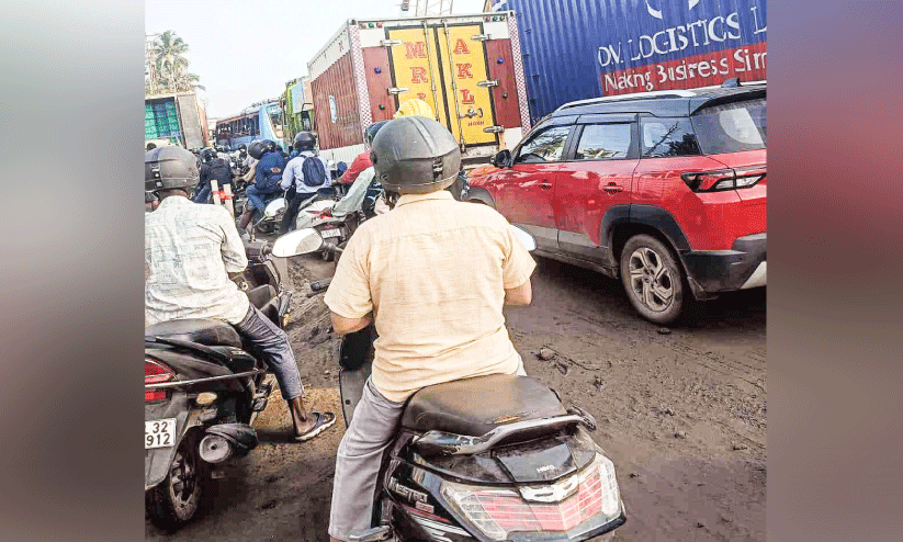 മുന്നറിയിപ്പില്ലാതെ വാഹനങ്ങൾ തിരിച്ചുവിട്ടു; അരൂരിൽ ഗതാഗതം സ്തംഭിച്ചു മുന്നറിയിപ്പില്ലാതെ വാഹനങ്ങൾ തിരിച്ചുവിട്ടു; അരൂരിൽ ഗതാഗതം സ്തംഭിച്ചു