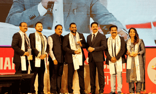 അ​വാ​ർ​ഡ്​ ഏ​റ്റു​വാ​ങ്ങു​ന്നു