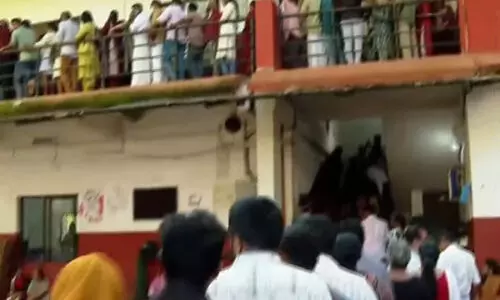 ചേവായൂർ സഹകരണ ബാങ്ക് തെരഞ്ഞെടുപ്പ്: വോട്ടർമാരുമായി എത്തിയ വാഹനങ്ങൾക്കുനേരെ കല്ലേറ്