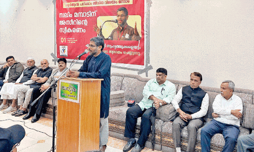 സ​ലീം മ​മ്പാ​ട് സം​സാ​രി​ക്കു​ന്നു