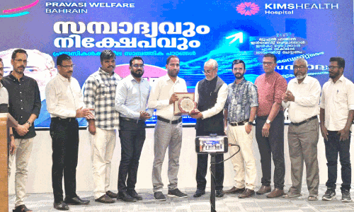 കെ.​വി. ഷം​സു​ദ്ദീ​ന് ഉപഹാരം നൽകുന്നു