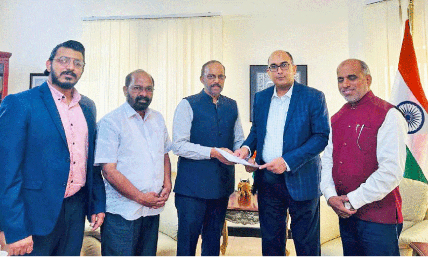 നി​വേ​ദ​നം കൈ​മാ​റു​ന്നു