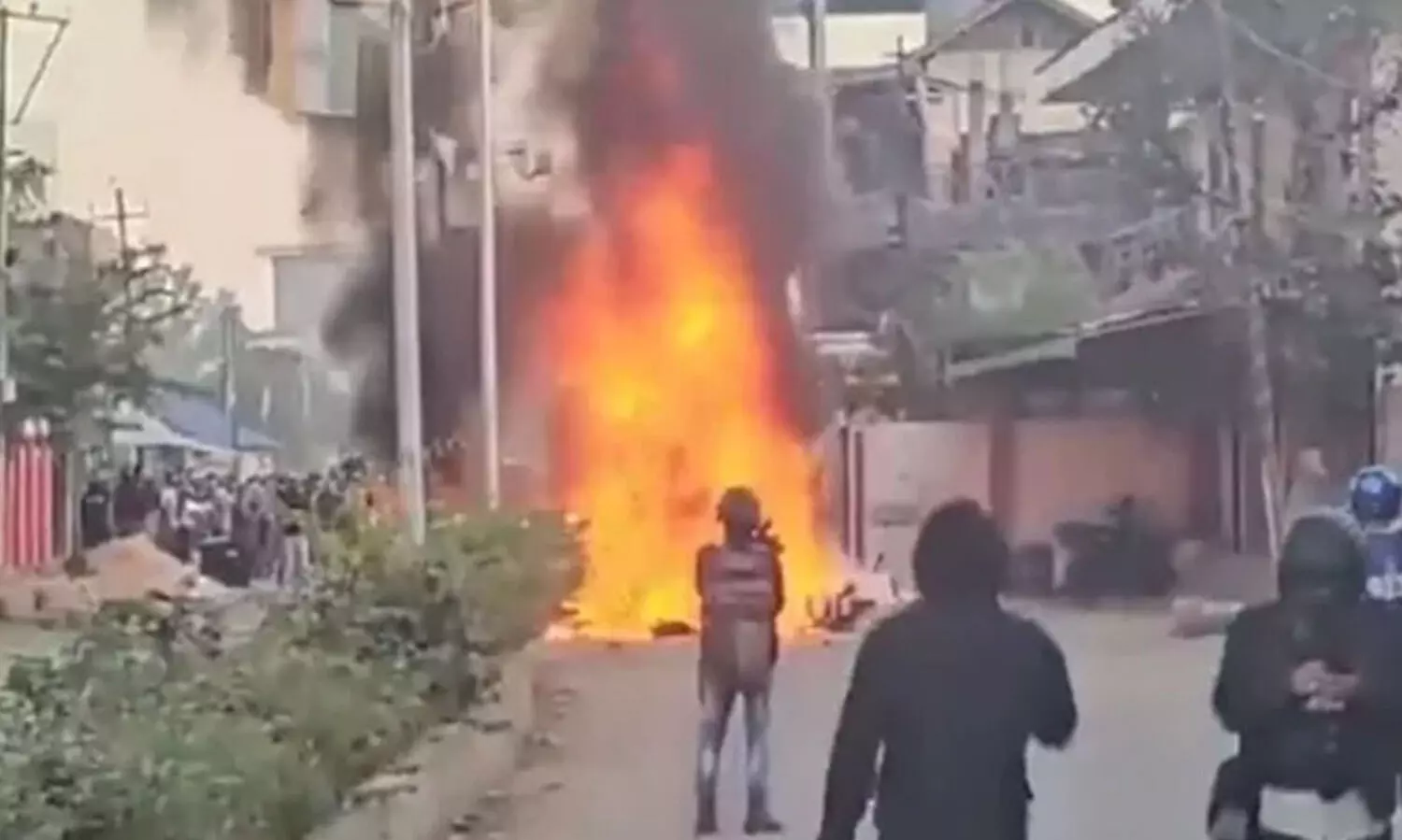 മണിപ്പൂരിൽ നാല് എം.എൽ.എമാരുടെ വീടുകൾ കൂടി കത്തിച്ചു; മുഖ്യമന്ത്രിയുടെ കുടുംബവസതി ആക്രമിക്കാൻ ശ്രമിച്ച് പ്രക്ഷോഭകർ