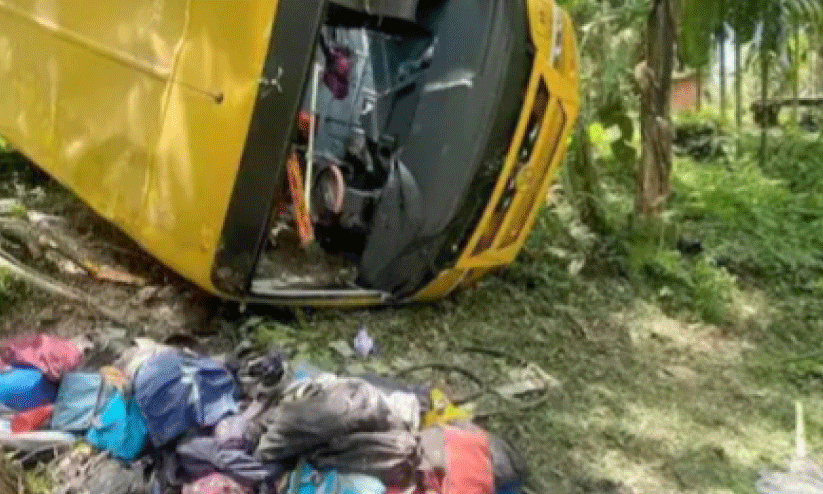 സ്കൂ​ൾ ബ​സ് മ​റി​ഞ്ഞ് 20 വി​ദ്യാ​ർ​ഥി​ക​ൾ​ക്ക് പ​രി​ക്ക്