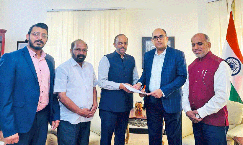 നി​വേ​ദ​നം കൈ​മാ​റു​ന്നു