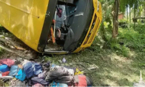 സ്കൂ​ൾ ബ​സ് മ​റി​ഞ്ഞ് 20 വി​ദ്യാ​ർ​ഥി​ക​ൾ​ക്ക് പ​രി​ക്ക്