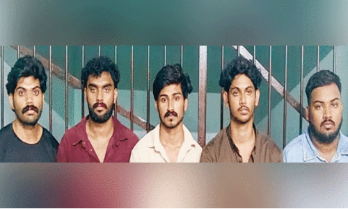 യുവാവിന്റെ തലക്കടിച്ചശേഷം കാറിൽ കടന്നുകളയാൻ ശ്രമിച്ച പ്രതികൾ പിടിയിൽ