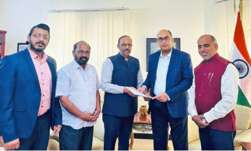 നി​വേ​ദ​നം കൈ​മാ​റു​ന്നു