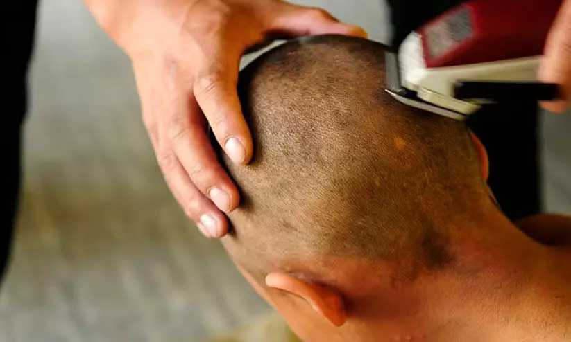 തെലങ്കാന മെഡിക്കൽ കോളജിൽ പ്രഫസർ വിദ്യാർഥിയെ ബാർബർ ഷോപ്പിലെത്തിച്ച് തല മൊട്ടയടിപ്പിച്ചു