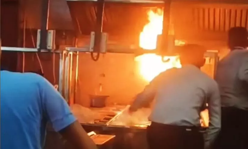 കൊൽക്കത്തയിലെ അക്രോപോളിസ് മാളിൽ വീണ്ടും തീപിടിത്തം കൊൽക്കത്തയിലെ അക്രോപോളിസ് മാളിൽ വീണ്ടും തീപിടിത്തം