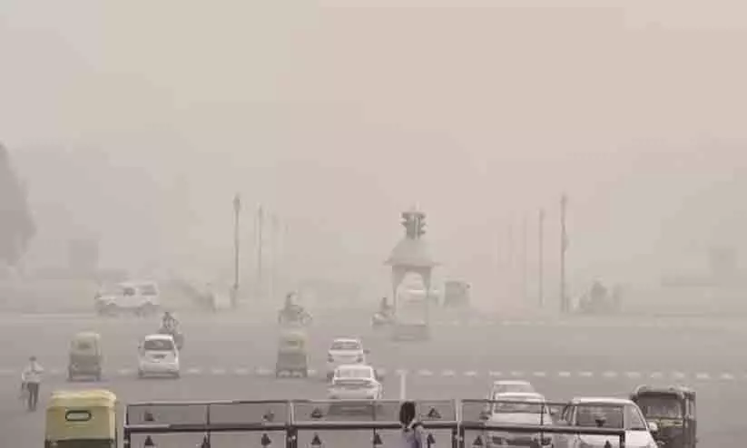 ഡൽഹിയിലെ വിഷവായു: പ്രതിദിനം 49 സിഗരറ്റ് വലിക്കുന്നതിന് തുല്യം; സ്കൂളുകൾ ഓൺലൈനിലേക്ക്