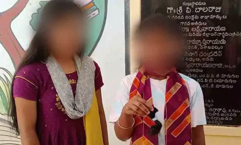 അസംബ്ലിക്കെത്താന് വൈകി; വിദ്യാര്ഥിനികളുടെ മുടിമുറിച്ച് അധ്യാപിക അസംബ്ലിക്കെത്താന് വൈകി; വിദ്യാര്ഥിനികളുടെ മുടിമുറിച്ച് അധ്യാപിക