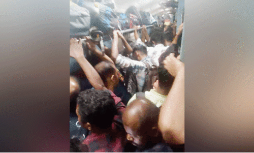 സൂചി കുത്താൻ ഇടമില്ലാതെ മാവേലി എക്സ്പ്രസ്